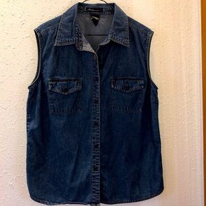 Fitted denim button down shell
